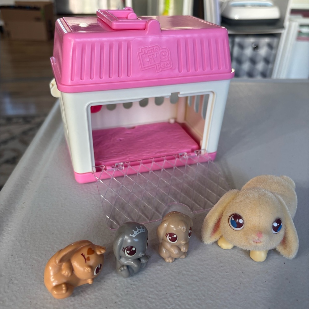 Pink and White Small Pet House with Figures